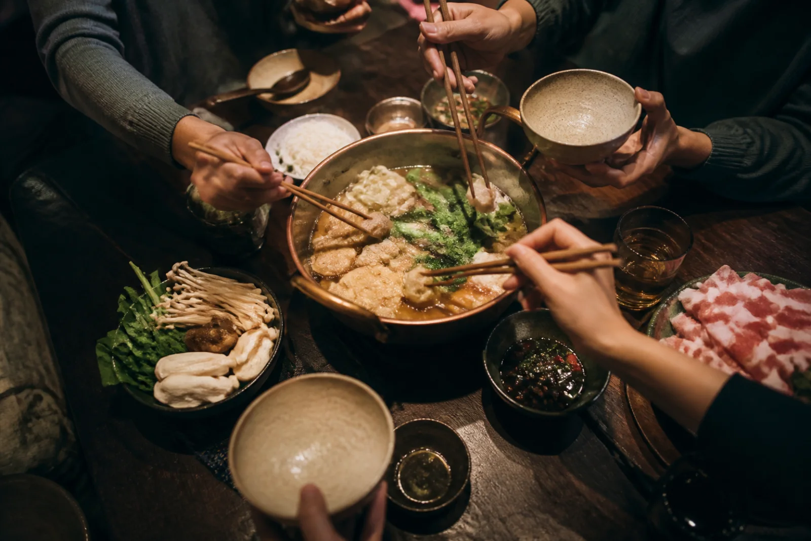 眾人圍著熱鍋用餐的品牌情境創作